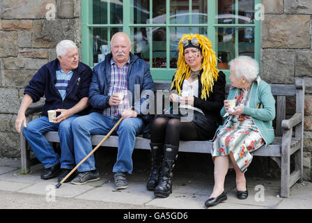 Blaenavon, Wales, UK. 3. Juli 2016.  Blaenavon Eisenhütte Steampunk-Event. Einheimischen mischen mit dem Besuch der Steampunks. Bildnachweis: David Broadbent/Alamy Live-Nachrichten Stockfoto