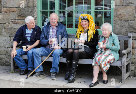 Blaenavon, Wales, UK. 3. Juli 2016.  Blaenavon Eisenhütte Steampunk-Event. Einheimischen mischen mit dem Besuch der Steampunks. Bildnachweis: David Broadbent/Alamy Live-Nachrichten Stockfoto