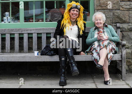 Blaenavon, Wales, UK. 3. Juli 2016.  Blaenavon Eisenhütte Steampunk-Event. Einheimischen mischen mit dem Besuch der Steampunks. Bildnachweis: David Broadbent/Alamy Live-Nachrichten Stockfoto