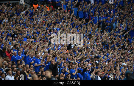 Paris, Frankreich, 3. Juli 2016. Fans jubeln vor der Euro 2016 Viertelfinalspiel zwischen Frankreich und Island in Paris, Frankreich, 3. Juli 2016. Bildnachweis: Xinhua/Alamy Live-Nachrichten Stockfoto