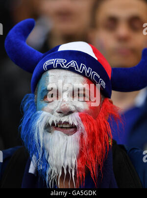 Paris, Frankreich, 3. Juli 2016. Ein Fan von Frankreich wartet, bevor der Euro 2016 Viertelfinalspiel zwischen Frankreich und Island in Paris, Frankreich, 3. Juli 2016. Bildnachweis: Xinhua/Alamy Live-Nachrichten Stockfoto