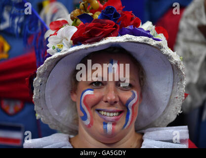 Paris, Frankreich, 3. Juli 2016. Ein Fan von Frankreich wartet, bevor der Euro 2016 Viertelfinalspiel zwischen Frankreich und Island in Paris, Frankreich, 3. Juli 2016. Bildnachweis: Xinhua/Alamy Live-Nachrichten Stockfoto