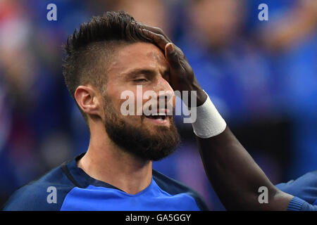 Saint-Denis, Frankreich. 3. Juli 2016. Frankreichs Olivier Giroud feiert erzielte das 1: 0 während der UEFA EURO 2016-Viertelfinale-Fußballspiel zwischen Frankreich und Island im Stade de France in Saint-Denis, Frankreich, 3. Juli 2016. Foto: Peter Kneffel/Dpa/Alamy Live News Stockfoto