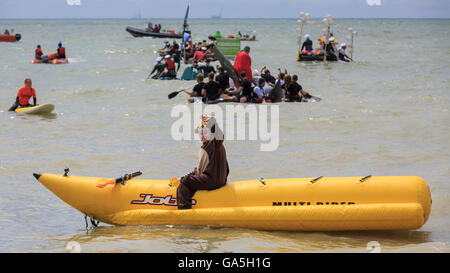 Brighton & Hove, East Sussex, UK, 3. Juli 2016. Wettbewerber konkurrieren in der "Paddel etwas ungewöhnlich", Teil des Wochenendes "Paddle Round the Pier" mit selbst gebastelten Flößen und Paddelboote nehmen bis zum Meer. Bildnachweis: Clive Jones/Alamy Live-Nachrichten Stockfoto