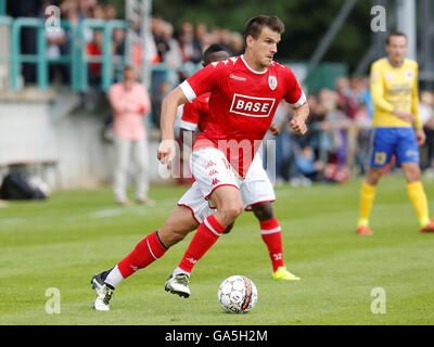 Walhain, Belgien. 3. Juli 2016. Standard de Liège's Ivan SANTINI (#18) treibt den Ball bei einem Fußball-Freundschaftsspiel zwischen Royal Wallonien Walhain und Standard de Liège, die in Walhain, Belgien stattfand. Standard Lüttich gewann das Match 6: 1. Bildnachweis: Frédéric de Laminne/Alamy Live News Stockfoto