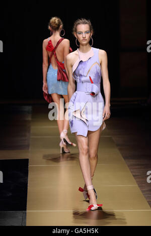 Paris, Frankreich. 3. Juli 2016. Ein Model trägt eine Kreation von italienischen Designerin Donatella Versace als Teil des Atelier Versace Herbst/Winter 2016/2017-Kollektion präsentiert während der Paris Haute Couture Fashion Week in Paris, Frankreich, 3. Juli 2016. Paris Haute Couture Modenschauen laufen bis 6. Juli 2016. Foto: Hendrik Ballhausen/Dpa/Alamy Live News Stockfoto