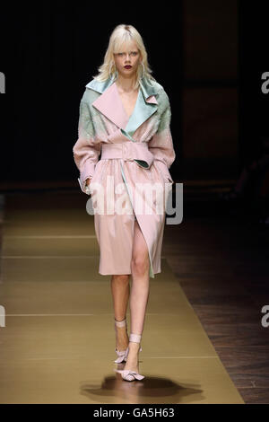 Paris, Frankreich. 3. Juli 2016. Ein Model trägt eine Kreation von italienischen Designerin Donatella Versace als Teil des Atelier Versace Herbst/Winter 2016/2017-Kollektion präsentiert während der Paris Haute Couture Fashion Week in Paris, Frankreich, 3. Juli 2016. Paris Haute Couture Modenschauen laufen bis 6. Juli 2016. Foto: Hendrik Ballhausen/Dpa/Alamy Live News Stockfoto