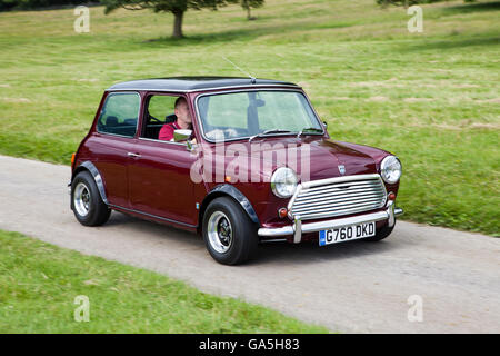 1989 Austin Mini 30 bei Leighton Hall Classic Car Rally, Carnforth, Lancashire, UK.  3. Juli 2016.  Die jährliche Oldtimer-Rallye findet statt in der herrlichen Leighton Hall in Carnforth in Lancashire.  Britische Sportwagen-Klassiker von MG bis hin zu amerikanischen Muscle Cars wie der Dodge Viper & Ford Mustangs.  Die Zuschauer Veranstaltung lockte tausende von Besuchern zu diesem malerischen Teil des Landes auf der Nord-West-Küste Englands.  Bildnachweis: Cernan Elias/Alamy Live-Nachrichten Stockfoto