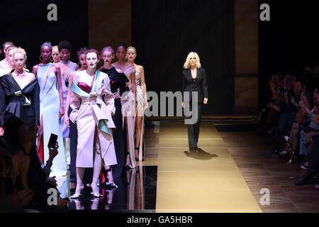 Paris, Frankreich. 3. Juli 2016. Italienische Designerin Donatella Versace Atelier Versace präsentiert Herbst/Winter 2016/2017 Kollektion während der Paris Haute Couture Fashion Week in Paris, Frankreich, 3. Juli 2016. Paris Haute Couture Modenschauen laufen bis 6. Juli 2016. Foto: Hendrik Ballhausen /dpa/Dpa/Alamy Live News Stockfoto