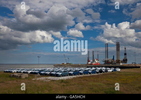 Great Yarmouth, UK. 3. Juli 2016. Neu angekommenen Hyundai Autos warten bei Great Yarmouth Außenhafen bestimmt für UK-Händler, die erste je Sendung von Neuwagen hat der Anschluss erhalten. Stockfoto