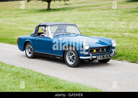 1972 MG Midget bei Leighton Hall Oldtimer-Rallye, Carnforth, Lancashire, UK.  3. Juli 2016.  Die jährliche Oldtimer-Rallye findet statt in der herrlichen Leighton Hall in Carnforth in Lancashire.  Britische Sportwagen-Klassiker von MG bis hin zu amerikanischen Muscle Cars wie der Dodge Viper & Ford Mustangs.  Die Zuschauer Veranstaltung lockte tausende von Besuchern zu diesem malerischen Teil des Landes auf der Nord-West-Küste Englands.  Bildnachweis: Cernan Elias/Alamy Live-Nachrichten Stockfoto