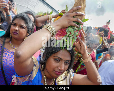 Frauen mit angeboten, Sri Kamadchi-große Tempel Priester Siva Sri Arumugam Paskarakurukkal, größte Dravida-Tempel Europas, Hindu-Tempel, Tempelfest zu Ehren der Göttin Kamakshi, Hamm, Ruhrgebiet, Deutschland-R, Europa Stockfoto