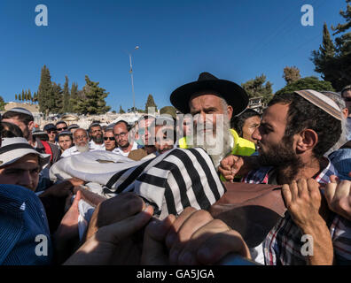 Israel. 3. Juli 2016. Jerusalem. Trauernde tragen den Körper von Michael Mark, ein Vater von zehn getötet von palästinensischen Terroristen, die sein Auto beschossen und auch schwer verletzt, seine Frau und zwei Marks Kinder getötet. Bildnachweis: Yagil Henkin/Alamy Live-Nachrichten Stockfoto