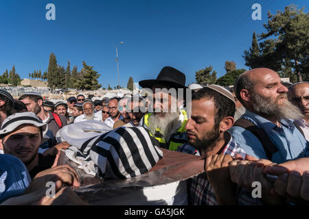 Israel. 3. Juli 2016. Jerusalem. Trauernde tragen den Körper von Michael Mark, ein Vater von zehn getötet von palästinensischen Terroristen, die sein Auto beschossen und auch schwer verletzt, seine Frau und zwei Marks Kinder getötet. Bildnachweis: Yagil Henkin/Alamy Live-Nachrichten Stockfoto