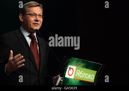 Moskau, Russland. 3. Juli 2016. Ehemaliges Mitglied der Staatsduma und Staatsduma Kandidaten Vladimir Ryzhkov spricht während der russischen United Democratic Party "Jabloko" Pre-Election-Kongress in Moskau, Russland, am 3. Juli 2016. Am 18. September wird die neue Staatsduma gewählt werden. Bildnachweis: Pavel Bednyakov/Xinhua/Alamy Live-Nachrichten Stockfoto