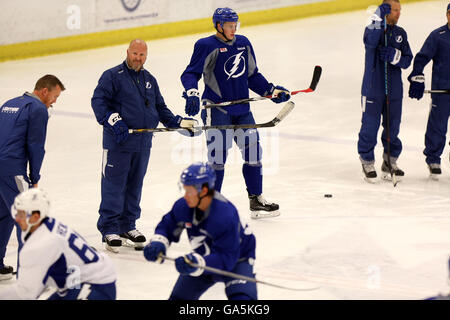 Brandon, Florida, USA. 29. Juni 2016. DOUGLAS R. CLIFFORD | Times.Benoit Groulx, Cheftrainer, Syracuse Crunch (AHL), links, zentriert (Glatze), überwacht einen skating Bohrer während der Teilnahme an einem Tampa Bay Lightning-Entwicklung-Camp am Mittwoch (29.06.16) auf dem Eis-Sport-Forum in Brandon. Rechts, center, Brett Howden, ein 6'2 '' Linkshänder-Center, die der Blitz in der ersten Runde 27. insgesamt 2016 NHL Draft ausgewählt ist. © Douglas R. Clifford/Tampa Bucht Mal / ZUMA Draht/Alamy Live News Stockfoto