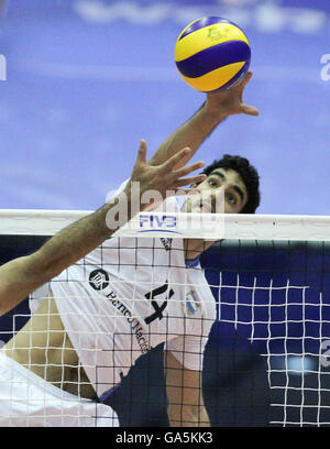 Teheran, Iran. 3. Juli 2016. Martin Ramos von Argentinien spikes den Ball während des Spiels gegen den Iran am FIVB Men Volleyball World League 2016 im Azadi-Stadion in Teheran, Iran, am 3. Juli 2016. Iran gewann das Spiel 3: 2. © Ahmad Halabisaz/Xinhua/Alamy Live-Nachrichten Stockfoto