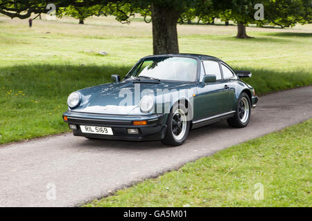 1988 Porsche Carrera Coupé Sport bei Leighton Hall Classic Car Rally, Carnforth, Lancashire, UK. 2016. Die jährlichen Classic Car Rally findet im herrlichen Leighton Hall in Carnforth in Lancashire. Die britische klassische Sportwagen Zuschauer Event zog Tausende Besucher zu diesem malerischen Teil des Landes an der Nordwestküste Englands. Credit: cernan Elias/Alamy leben Nachrichten Stockfoto