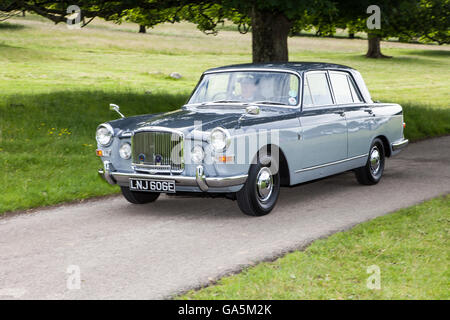 Vanden Plas Princess bei Leighton Hall Oldtimer-Rallye, Carnforth, Lancashire, UK.  3. Juli 2016.  Die jährliche Oldtimer-Rallye findet statt in der herrlichen Leighton Hall in Carnforth in Lancashire.  Britische Sportwagen-Klassiker von MG bis hin zu amerikanischen Muscle Cars wie der Dodge Viper & Ford Mustangs.  Die Zuschauer Veranstaltung lockte tausende von Besuchern zu diesem malerischen Teil des Landes auf der Nord-West-Küste Englands.  Bildnachweis: Cernan Elias/Alamy Live-Nachrichten Stockfoto