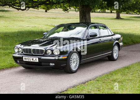 2006 schwarze Jaguar XJ6 V6 souveräne Auto bei Leighton Hall Classic Car Rally, Carnforth, Lancashire, UK. 3. Juli 2016. Die jährlichen Classic Car Rally findet im herrlichen Leighton Hall in Carnforth in Lancashire. Der Zuschauer Event zog Tausende Besucher zu diesem malerischen Teil des Landes an der Nordwestküste Englands. Credit: cernan Elias/Alamy leben Nachrichten Stockfoto