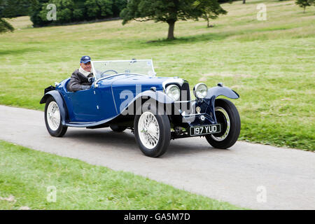 1935 blau Riley bei Leighton Hall Classic Car Rally, Carnforth, Lancashire, UK.  3. Juli 2016.  Die jährliche Oldtimer-Rallye findet statt in der herrlichen Leighton Hall in Carnforth in Lancashire.  Britische Sportwagen-Klassiker von MG bis hin zu amerikanischen Muscle Cars wie der Dodge Viper & Ford Mustangs.  Die Zuschauer Veranstaltung lockte tausende von Besuchern zu diesem malerischen Teil des Landes auf der Nord-West-Küste Englands.  Bildnachweis: Cernan Elias/Alamy Live-Nachrichten Stockfoto