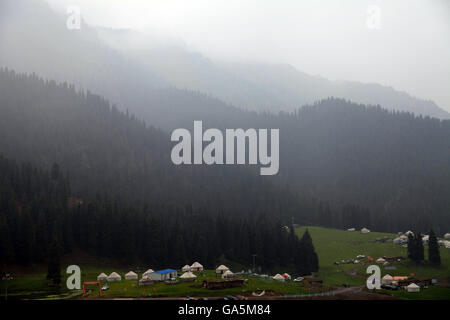 Qitai, Qitai, CHN. 1. Juli 2016. Qitai, China - 1. Juli 2016: (Nur zur redaktionellen Verwendung. CHINA aus) schöne Landschaft des Tianshan-Gebirges nach einem Regen. Tian Shan liegt im Norden und westlich von der Taklamakan-Wüste und direkt nördlich von Tarim-Becken im Grenzgebiet von Kasachstan, Kirgisistan und Nordwestchina. Im Süden verbindet es mit dem Pamir-Gebirge und Norden und Osten trifft es die Altai-Gebirge in der Mongolei. © SIPA Asien/ZUMA Draht/Alamy Live-Nachrichten Stockfoto