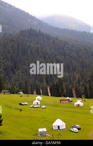 Qitai, Qitai, CHN. 1. Juli 2016. Qitai, China - 1. Juli 2016: (Nur zur redaktionellen Verwendung. CHINA aus) schöne Landschaft des Tianshan-Gebirges nach einem Regen. Tian Shan liegt im Norden und westlich von der Taklamakan-Wüste und direkt nördlich von Tarim-Becken im Grenzgebiet von Kasachstan, Kirgisistan und Nordwestchina. Im Süden verbindet es mit dem Pamir-Gebirge und Norden und Osten trifft es die Altai-Gebirge in der Mongolei. © SIPA Asien/ZUMA Draht/Alamy Live-Nachrichten Stockfoto