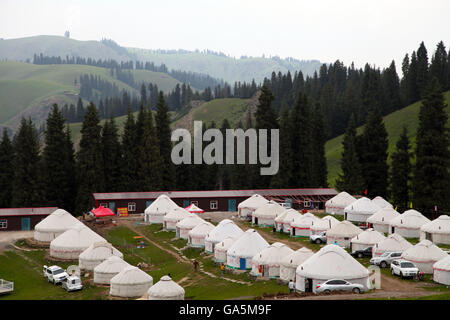 Qitai, Qitai, CHN. 1. Juli 2016. Qitai, China - 1. Juli 2016: (Nur zur redaktionellen Verwendung. CHINA aus) schöne Landschaft des Tianshan-Gebirges nach einem Regen. Tian Shan liegt im Norden und westlich von der Taklamakan-Wüste und direkt nördlich von Tarim-Becken im Grenzgebiet von Kasachstan, Kirgisistan und Nordwestchina. Im Süden verbindet es mit dem Pamir-Gebirge und Norden und Osten trifft es die Altai-Gebirge in der Mongolei. © SIPA Asien/ZUMA Draht/Alamy Live-Nachrichten Stockfoto