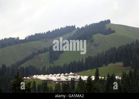 Qitai, Qitai, CHN. 1. Juli 2016. Qitai, China - 1. Juli 2016: (Nur zur redaktionellen Verwendung. CHINA aus) schöne Landschaft des Tianshan-Gebirges nach einem Regen. Tian Shan liegt im Norden und westlich von der Taklamakan-Wüste und direkt nördlich von Tarim-Becken im Grenzgebiet von Kasachstan, Kirgisistan und Nordwestchina. Im Süden verbindet es mit dem Pamir-Gebirge und Norden und Osten trifft es die Altai-Gebirge in der Mongolei. © SIPA Asien/ZUMA Draht/Alamy Live-Nachrichten Stockfoto