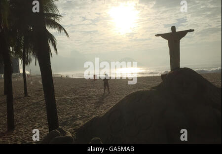 Rio De Janeiro, Brasilien. 29. Juni 2016. Eine Miniatur-Nachbildung der Cristo am Strand der Copacabana in Rio De Janeiro, Brasilien, 29. Juni 2016. Foto: GEORG ISMAR, Dpa/Alamy Live News Stockfoto