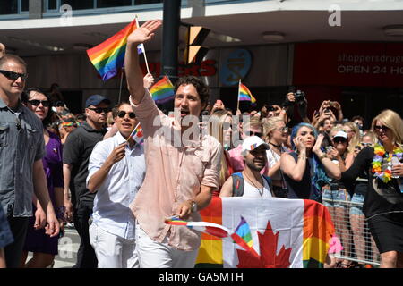 Toronto, Kanada. 3. Juli 2016. Der kanadische Premierminister Justin Trudeau beteiligt sich bei der jährlichen Pride Festival Parade, 3. Juli 2016 in Toronto, Ontario, Kanada. Premierminister Justin Trudeau machen Geschichte als die erste kanadische PM in der CSD-Parade marschieren. Bildnachweis: NISARGMEDIA/Alamy Live-Nachrichten Stockfoto