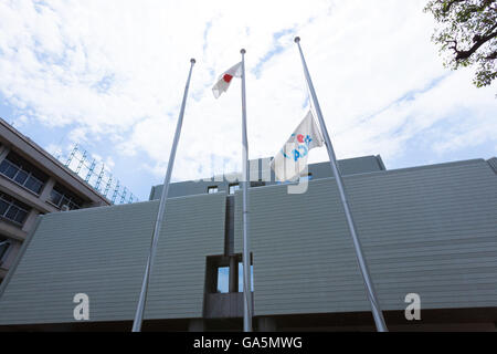 JICA Flagge auf Halbmast aus Respekt vor den Opfern des Terroranschlags in Bangladesch die sieben Vertragspartner in Ichigaya am 4. Juli 2016, Tokyo, Japan tot verließ. Sieben japanischen arbeitet an einem Transport-Infrastruktur-Projekt verwaltet die JICA gehörten 28 am 1. Juli bei einem Terroranschlag auf ein Café in Bangladeschs Hauptstadt Dhaka, gestorben. Der japanische Premierminister Shinzo Abe drückte seinen Zorn über den Angriff nannte es ein unverzeihlicher Akt des Terrorismus und JICA Präsident Shinichi Kitaoka drückte auch seine Trauer nach Anhörung, dass sieben Japaner getötet worden waren. (Ph Stockfoto