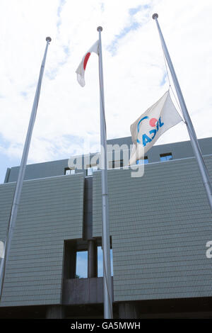 JICA Flagge auf Halbmast aus Respekt vor den Opfern des Terroranschlags in Bangladesch die sieben Vertragspartner in Ichigaya am 4. Juli 2016, Tokyo, Japan tot verließ. Sieben japanischen arbeitet an einem Transport-Infrastruktur-Projekt verwaltet die JICA gehörten 28 am 1. Juli bei einem Terroranschlag auf ein Café in Bangladeschs Hauptstadt Dhaka, gestorben. Der japanische Premierminister Shinzo Abe drückte seinen Zorn über den Angriff nannte es ein unverzeihlicher Akt des Terrorismus und JICA Präsident Shinichi Kitaoka drückte auch seine Trauer nach Anhörung, dass sieben Japaner getötet worden waren. (Ph Stockfoto