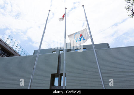 JICA Flagge auf Halbmast aus Respekt vor den Opfern des Terroranschlags in Bangladesch die sieben Vertragspartner in Ichigaya am 4. Juli 2016, Tokyo, Japan tot verließ. Sieben japanischen arbeitet an einem Transport-Infrastruktur-Projekt verwaltet die JICA gehörten 28 am 1. Juli bei einem Terroranschlag auf ein Café in Bangladeschs Hauptstadt Dhaka, gestorben. Der japanische Premierminister Shinzo Abe drückte seinen Zorn über den Angriff nannte es ein unverzeihlicher Akt des Terrorismus und JICA Präsident Shinichi Kitaoka drückte auch seine Trauer nach Anhörung, dass sieben Japaner getötet worden waren. (Ph Stockfoto