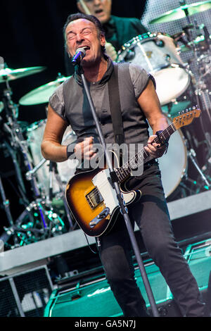 Mailand Italien. 3. Juli 2016. Die amerikanischen Rock-Legende Bruce Springsteen führt live auf der Bühne im Stadio San Siro während "The River Tour 2016" Credit: Rodolfo weitertransferiert/Alamy Live News Stockfoto