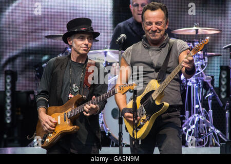 Mailand Italien. 3. Juli 2016. Die amerikanischen Rock-Legende Bruce Springsteen führt live auf der Bühne im Stadio San Siro während "The River Tour 2016" Credit: Rodolfo weitertransferiert/Alamy Live News Stockfoto