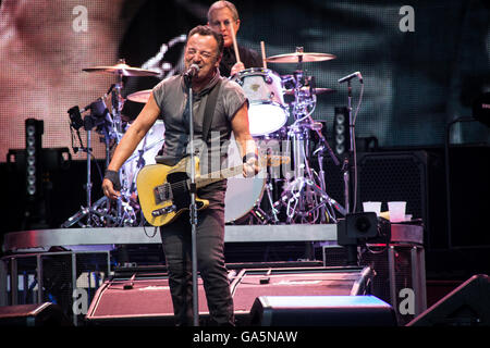 Mailand Italien. 3. Juli 2016. Die amerikanischen Rock-Legende Bruce Springsteen führt live auf der Bühne im Stadio San Siro während "The River Tour 2016" Credit: Rodolfo weitertransferiert/Alamy Live News Stockfoto