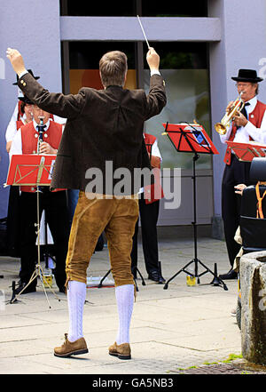 Garching, Deutschland. 3. Juli 2016.  der Bürgermeister leitet der Ouvertüre beim open Air Brass Band Konzert in Garching, universitären Stadt wenige Kilometer nördlich von München Credit: Luisa Fumi/Alamy Live News Stockfoto