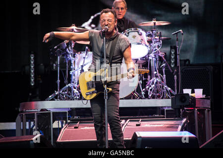 Mailand Italien. 3. Juli 2016. Die amerikanischen Rock-Legende Bruce Springsteen führt live auf der Bühne im Stadio San Siro während "The River Tour 2016" Credit: Rodolfo weitertransferiert/Alamy Live News Stockfoto