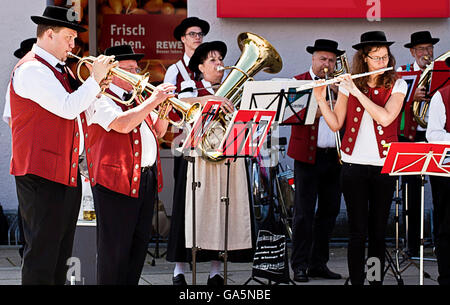 Garching, Deutschland. 3. Juli 2016. Das Blasorchester führt einer beliebte Polka Melodie beim open Air-Konzert in Garching, universitären Stadt wenige Kilometer nördlich von München Credit: Luisa Fumi/Alamy Live News Stockfoto