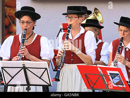 Garching, Deutschland. 3. Juli 2016. Das Orchester spielt einer beliebte Polka Melodie beim open Air-Konzert in Garching, universitären Stadt wenige Kilometer nördlich von München Credit: Luisa Fumi/Alamy Live News Stockfoto