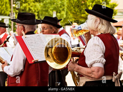 Garching, Deutschland. 3. Juli 2016. Orchester pause mit ein refleshing bayerisches Bier auf dem open Air Brass Konzert in Garching, universitären Stadt wenige Kilometer nördlich von München Credit: Luisa Fumi/Alamy Live News Stockfoto