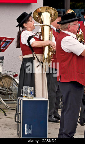 Garching, Deutschland. 3. Juli 2016. Garching, Deutschland. 3. Juli 2016. Bayerische Folklore, freundliche Atmosphäre und exzellentes Bier bei den Open air Brass Konzert in Garching, universitären Stadt wenige Kilometer nördlich von München Credit: Luisa Fumi/Alamy Live News Stockfoto