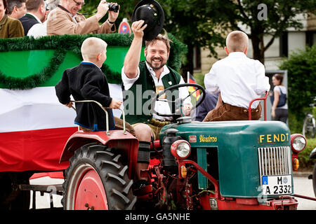 Garching, Deutschland. 3. Juli 2016.  Kutsche Fahrer begrüßt dem Publikum bei der traditionelle Umzug der Vereine, Bands und Vereine in Garching, universitären Stadt wenige Kilometer nördlich von München Credit: Luisa Fumi/Alamy Live News Stockfoto