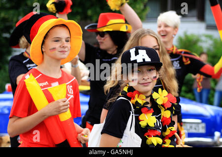 Garching, Deutschland. 3. Juli 2016. Kinder mit den deutschen Farben (Fußball-Zeit!) bei der traditionellen Parade der Vereine, Bands und Vereine in Garching, universitären Stadt wenige Kilometer nördlich von München Credit: Luisa Fumi/Alamy Live News Stockfoto