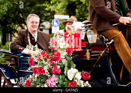 Garching, Deutschland. 3. Juli 2016. Der Bürgermeister Dr. Dietmar Gruchmann auf Coach dekoriert von schönen Blumen an die traditionelle Parade der Vereine, Bands und Vereine in Garching, universitären Stadt wenige Kilometer nördlich von München Stockfoto