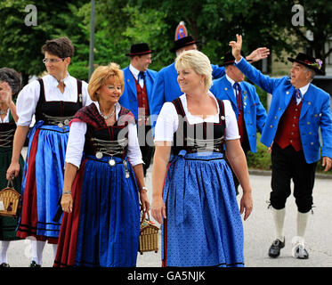 Garching, Deutschland. 3. Juli 2016.  Bürgerinnen und Bürger mit bayerischen Kostüme bei der traditionellen Parade der Vereine, Bands und Vereine in Garching, universitären Stadt wenige Kilometer nördlich von München Credit: Luisa Fumi/Alamy Live News Stockfoto