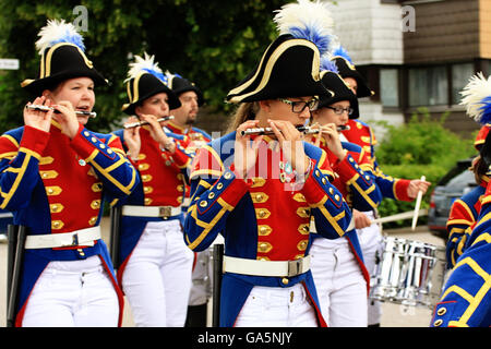 Garching, Deutschland. 3. Juli 2016. Schleissheimer Schlosspfeiffer band bei der traditionelle Umzug der Vereine, Bands und Vereine in Garching, universitären Stadt wenige Kilometer nördlich von München Credit: Luisa Fumi/Alamy Live News Stockfoto