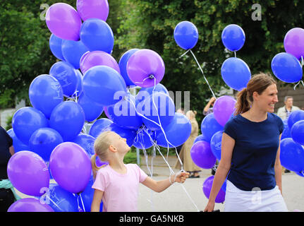 Garching, Deutschland. 3. Juli 2016. die Tanz-Schule-Pässe umgeben von blauen und lila Ballons an der traditionellen Parade der Vereine, Bands und Vereine in Garching, universitären Stadt wenige Kilometer nördlich von München Stockfoto