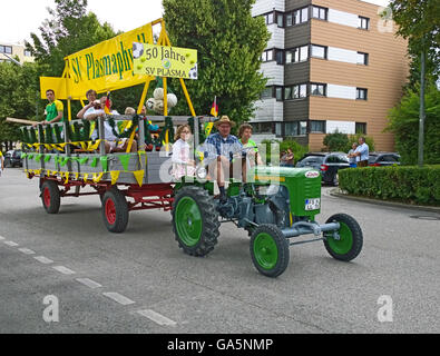 Garching, Deutschland. 3. Juli 2016.The Plasmaphysik Sportverein bei der traditionellen Parade der Vereine, Bands und Vereine in Garching, universitären Stadt wenige Kilometer nördlich von München Stockfoto